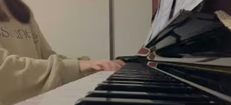 優しい先生と楽しくピアノを学ぶ子供